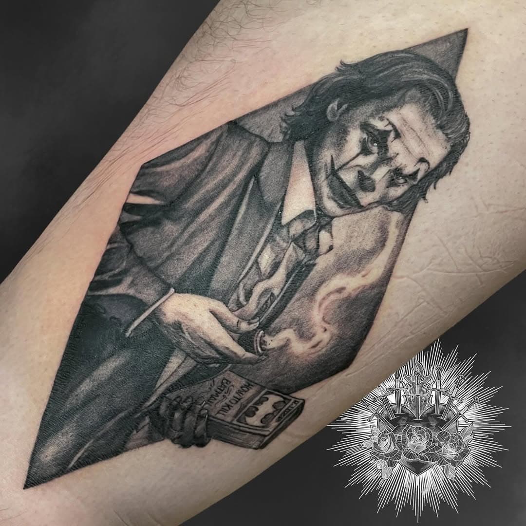 Le dandy joker de @jordan.ulquio merci pour ta confiance boy 👌 #lanternenoiretattoo #tatouage #tattoo #tattooaddict #tattooartist  #tattoofrance #frenchtattoo #artois #tattooart #tattoocollecting #tattoolife #ink #inkaddict #inked #inkedmag #inkedmagasine #skinartmag #tatouagemagasine #tttism #inkstagram #tattooed #blackandgrey #realisme #realism #realismo #realistic #realistictattoo #joker #joaquinphoenix #dandystyle