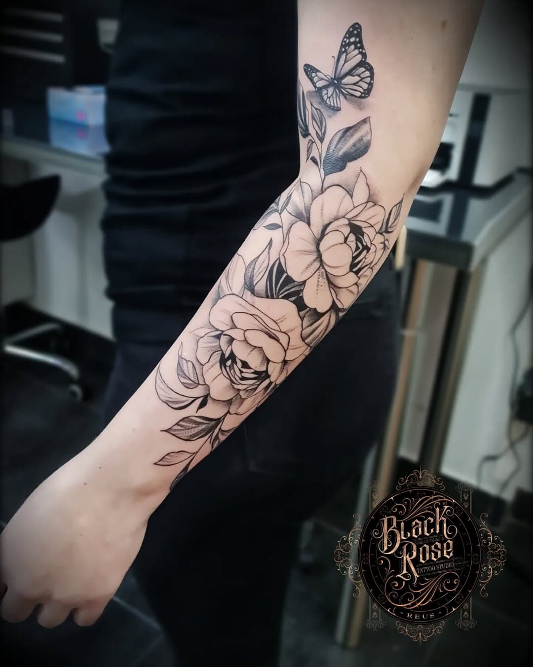 Tattoo floral para @srta.nai_ 
Gracias x contar conmigo siempre mi niña ❤❤

stencil: @tattooproton 

#tattoo #tattoos #tatuajes #floraltattoos #finetattoos #beautifultattoos #femeninetattoo #cutetattoos #sexytattoos #tattoosforgirls #peonytattoo #buterflytattoo #blacktattoos #tattoowork #tattoolife #tattoostyle #tattoospain #tattooartistgirl #tattoostudio #tattooreus