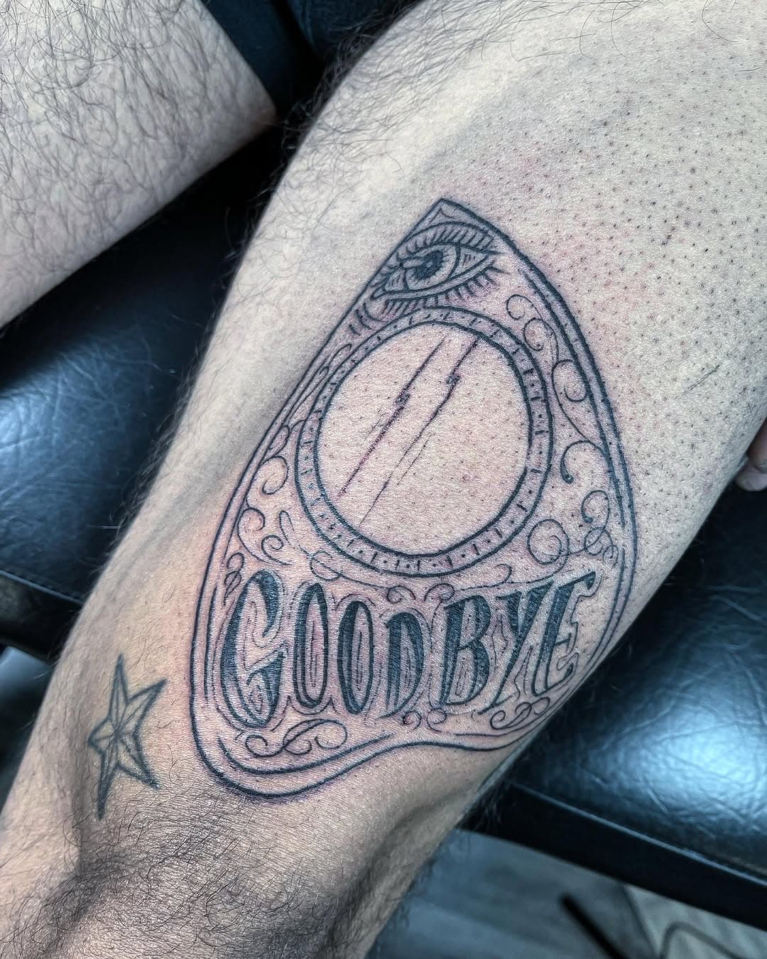 Acabando el 2023 goodbye!!! En @krakentattoodonosti para un auténtico jabato de la vieja escuela del sk8! Esta gente por la que merece la pena este oficio!!!! #ouija #sk8 
#sk8ordie