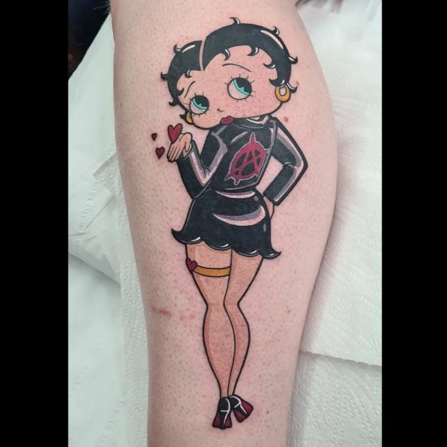 If you were waiting for the Betty Boop x Sons of Anarchy crossover, wait no more!
Here she is in all her glory!
.
Thanks Tom (I can't remember what your handle is!) for coming to me with this idea, it was great fun to do 💜
.
.
.
#bettyboop #bettybooptattoo #bettybooplovers #bettybooppinup #sonsofanarchy #sonsofanarchytattoo