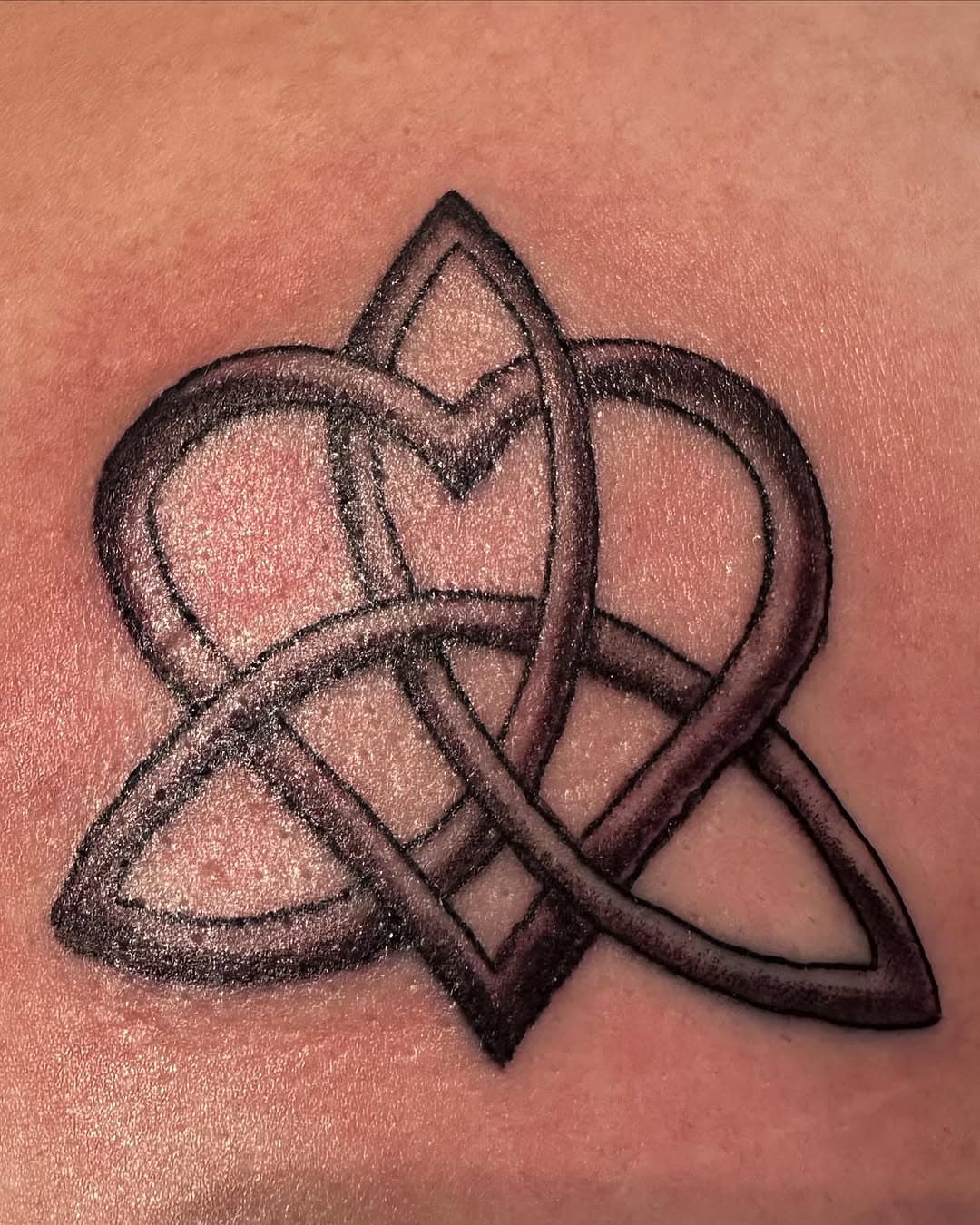 #heartknot #tattootipsy #tattoolauingen #swashdrivevader #luckymonkeycartridges #iamink #smalltattoosforgirls