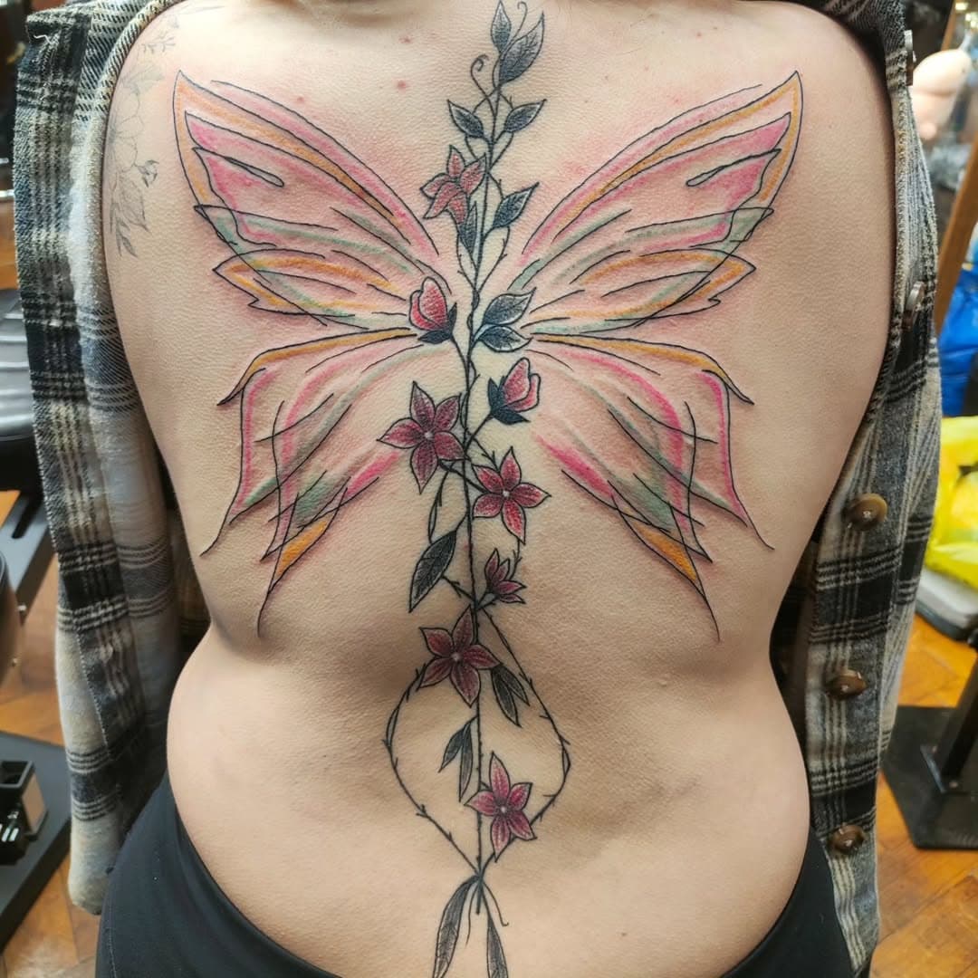 Done by @beccitmnt 

#flowers #spine #tattoo #fairywings #magic #inked #skin #guyswithtattoos #girlswithtattoos