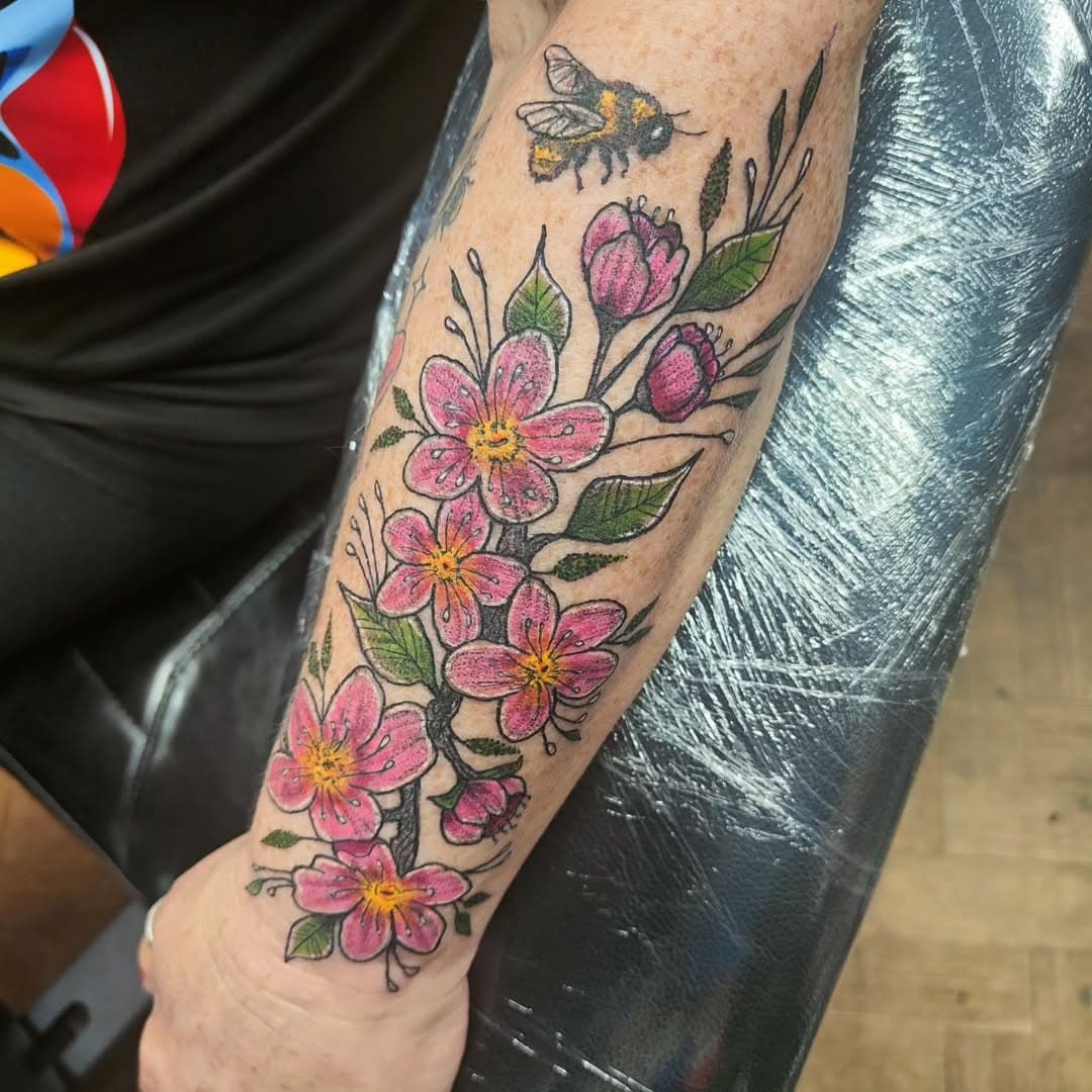 Done by @beccitmnt 

#flowers #cherryblossom #inked #skin #colourtattoo #armtattoo #girlswithtattoos #guyswithtattoos