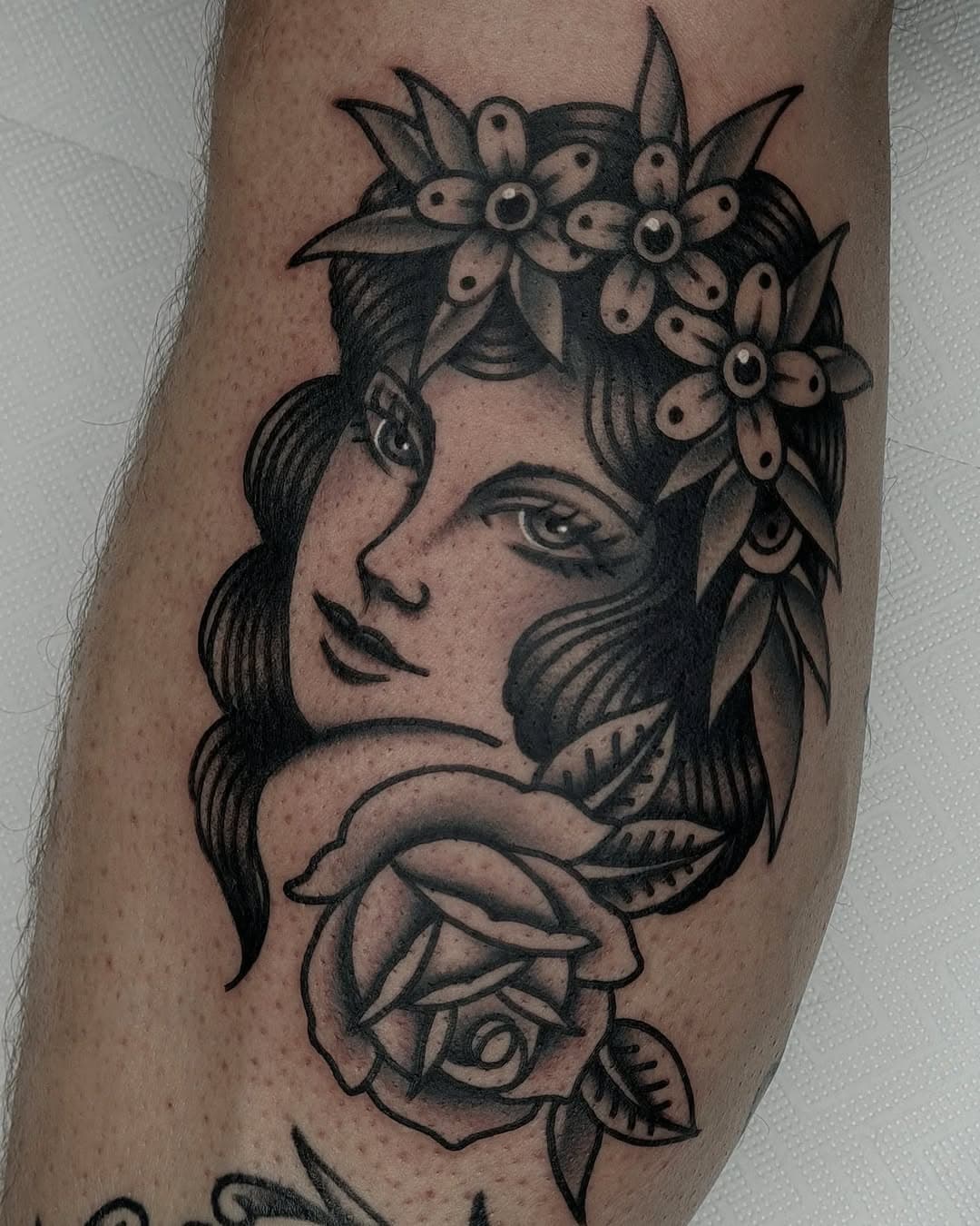 Lady 
Wykonane w @serce_rozy_tattoo 
____________________________

#tattoo #tatuaż #oldschooltattoo #blacktattoo #ink #tatuaztradycyjny #ladytattoo #rosetattoo #traditionaltattoo #tradtattoo #kwidzyn #grudziądz #toruń #gdansk #lillehammer #oslo #grubykruk @neba.pl @traditionalartist