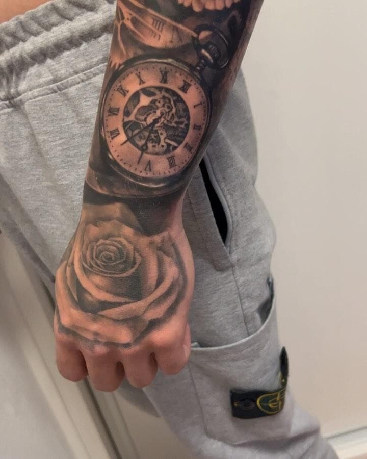 Braccio completo realizzato in due giorni consecutivi su @quentinretournard 🦁 🕊️ 🕰️ 
La Rosa nella mano è guarita da mesi, senza ritocchi🫶🏻 
Foto e close up ➡️ 
________________________________
Support my work:
🐍Fallow me! 
☠️Share it! 
🖤 like It! 
_____________________________________
#lion #fullarm #liontattoo #animal #lions 
#ink #inked #bng #art #tattooed #tattooart #tattoos #realistictattoo #tattooist #tattooing #man #mantattoo #top #artist #time #animallovers #quality #instatattoo #tattooink #fullarmtattoo #tattooitalia #tattooink #tattoofrance #kikotattoos