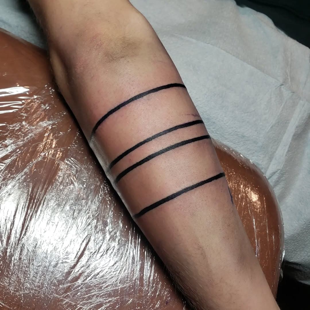 Armband from today!

#blacktattoo #armbandtattoo #linework #greensburgtattooer #greensburgh #Pittsburghtattooartist #pittsburghartist #irwon #irwintattooartist