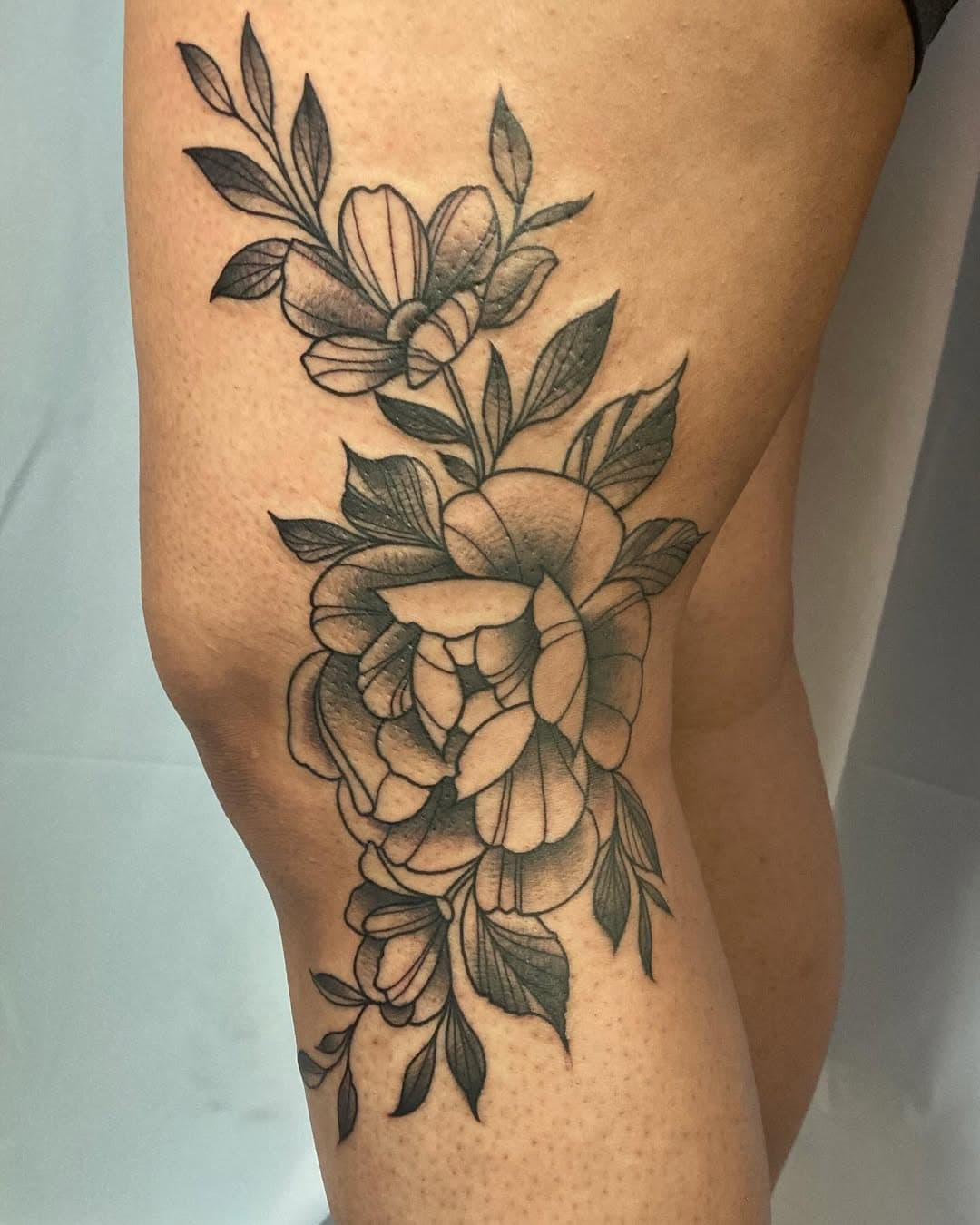 💐 
Tattoo Avenue
5637 E Broadway
Tucson, AZ
.
.
.
#tattoo #tattooavenue #tattooavenuetucson #tucson #tucsontattoo #tucsontattooartist #tucsontattooshop #tucsonarizona #tucsonart #tucsonartist #blackandgreytattoo #blackandgrey #blackandgraytattoo #blackandgray #bng #arizonatattooartist #flowers #flowertattoo #kneetattoo