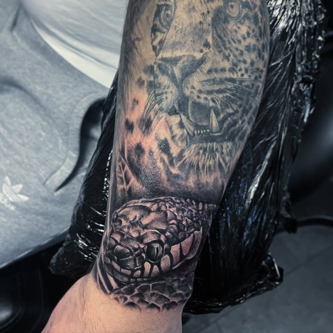 Capped off a sleeve in progress with this little beauty 👌🏻

Done using:

@yayofamilia 
@empireinks 
@starrtattoosupplies 
@kwadron 
@stencilstuff 
@fkirons