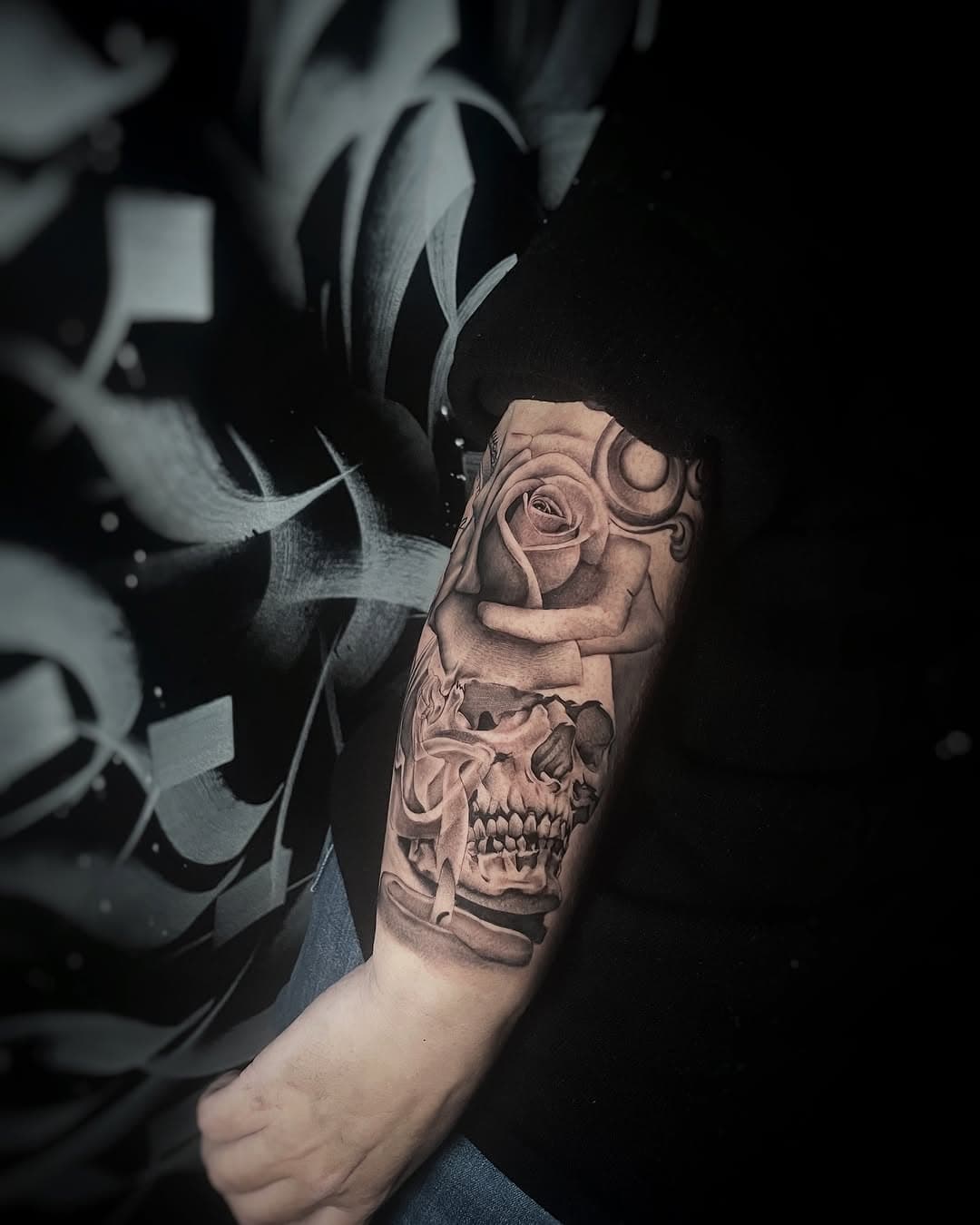 Und jetzt ist der Unterarm endlich zu und sieht auch noch absolut geil aus 😍😍Danke für dein Vertrauen in meine Arbeit 🫶🏼
.
.
.
#tattoosneverdie #inked #skulltattoo #rose #softshades #tattooart