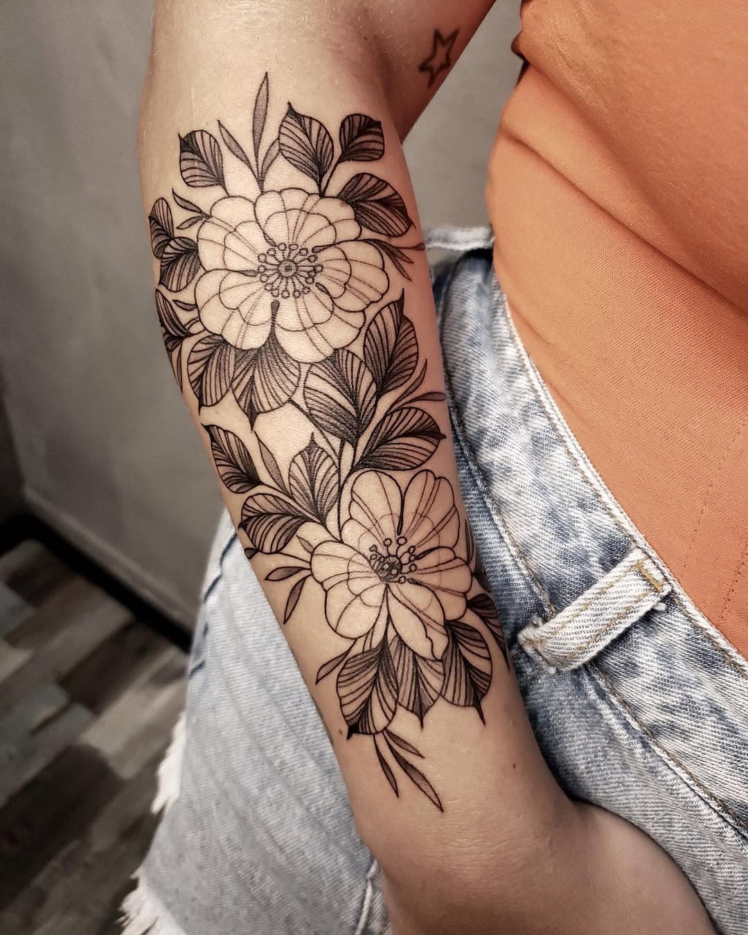 Para as fãs de floral com traços finos , essa arte foi realizada na cliente @nay.nazari muito obrigado . #tattoomodel #tattoo2me #tattooart #tattooist #tattoolife #tattooing #tattoodesign #tattooink #tattooed #tattooer #tattooinspiration #tattooshop #tattoosleeve #tattoogirls #tattoolovers #tattoodelicada #osascosp #noticiaosasco