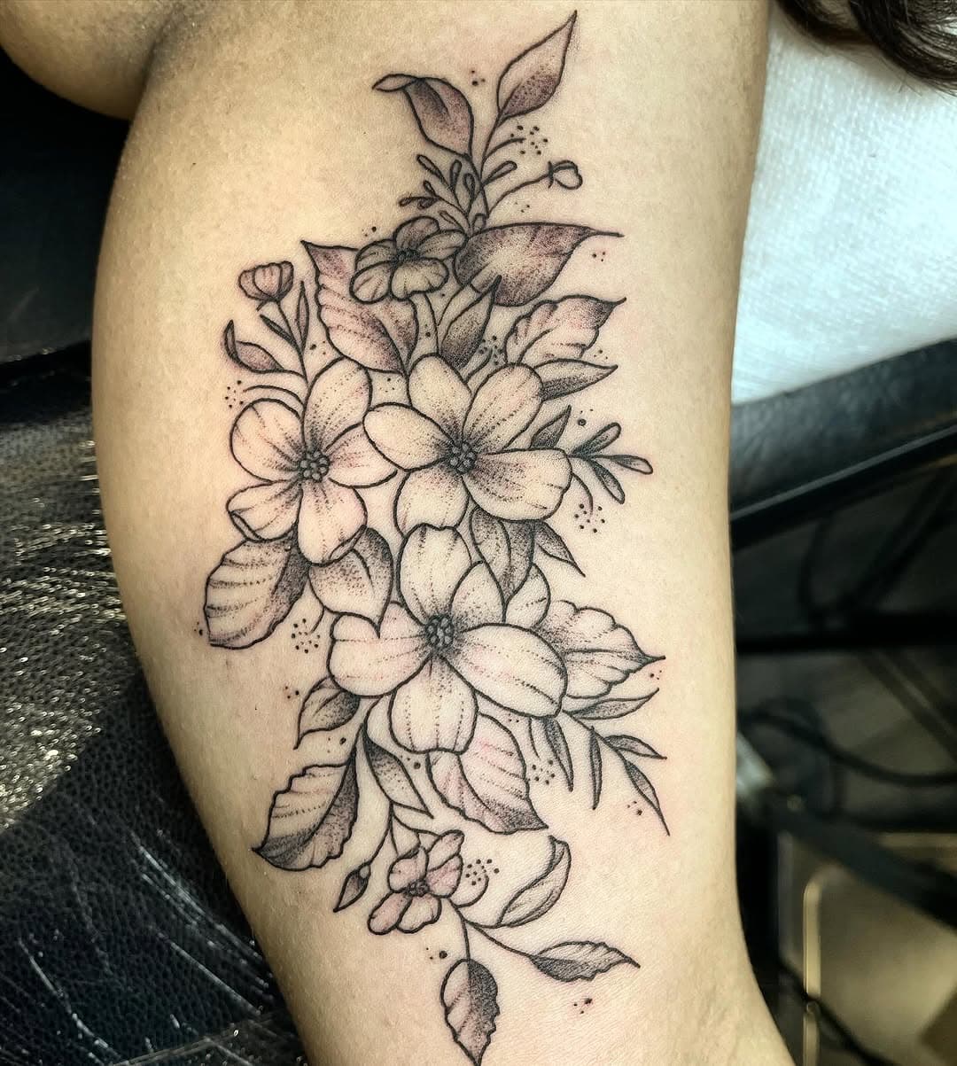 Una florecitas del otro día en @krakentattoodonosti #tattoo #tatuaje #flowertattoo