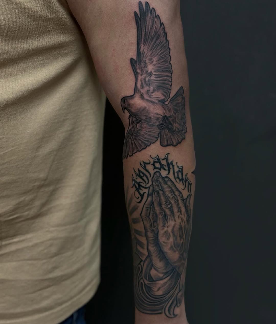 A memorial dedicated to my brother Abraham, some good ol praying hands, turtle dove, and freehanded his name🙏🏽🕊️ 

We’ve progressed on this sleeve but this picture really captures most of the details of both pieces, I can’t wait till we finish this project. 

Booking for Feb/March 

#okctattoos #okctattooartist #oklahomaartists #oklahomatattooartist #oklahomatattoos #oklahomatattoocollective #praying #prayinghandstattoo #turtledove #blackandgreytattoos #bng #bngtattoo #bnginksociety #prayedup #blessed #dovetattoo #religioustattoo #fyp #ink #todolosdias #dynamicink #kwadroncartridges #hawkpen #okc #detailsmatter