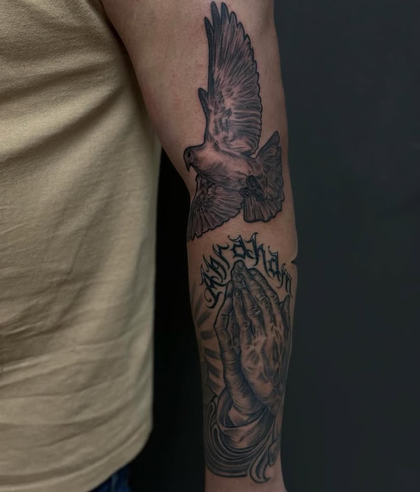 A memorial dedicated to my brother Abraham, some good ol praying hands, turtle dove, and freehanded his name🙏🏽🕊️ 

We’ve progressed on this sleeve but this picture really captures most of the details of both pieces, I can’t wait till we finish this project. 

Booking for Feb/March 

#okctattoos #okctattooartist #oklahomaartists #oklahomatattooartist #oklahomatattoos #oklahomatattoocollective #praying #prayinghandstattoo #turtledove #blackandgreytattoos #bng #bngtattoo #bnginksociety #prayedup #blessed #dovetattoo #religioustattoo #fyp #ink #todolosdias #dynamicink #kwadroncartridges #hawkpen #okc #detailsmatter