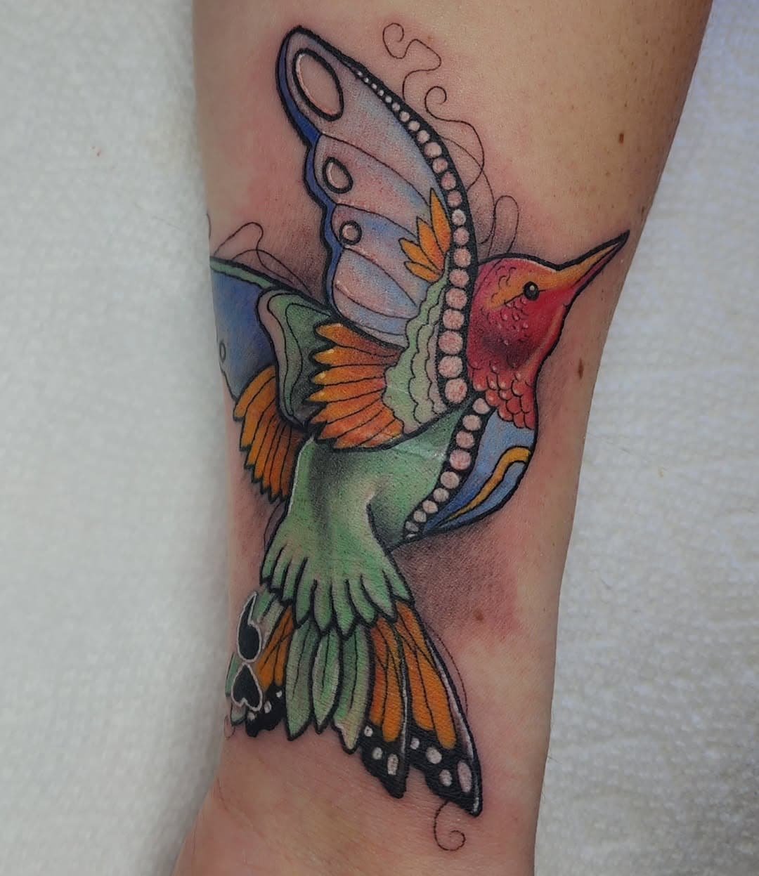 Little coverup yesterday 🦋🦜; 
An art deco inspired hummingbird with Monarch butterfly flight feathers 🪶 

Thank you for the trust 🧡💚❤️🩵
#oddballstattoo #elkhartindiana #indiana #michiana #hummingbirdtattoo #hummingbird #butterfly #butterflytattoo #colortattoo #scarcoverup #scarcoveruptattoo