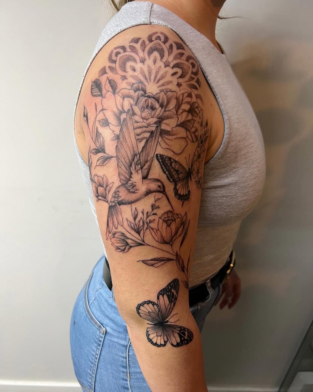 Aquí os dejamos un tatuaje de estilo floral con un poco de sombreado y un mandahala de puntillismo! Muchas gracias por la confianza🙂 coméntanos qué te parece este tattoo!🫶🏼 #ninotattooestudio #tatuaje #madrid #tattooink #fineline #mandahala