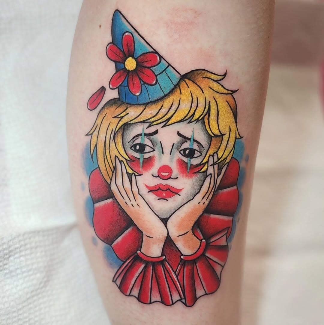 SAD CLOWN!!!! Im so fucking excited i got to do this custom flash piece. My client sat from start to finish,  and its her second ever tattoo!!
#houstonartist #houstontattooartist #femaletattooartist #houstonfemaletattooartist #webstertx #tattoo #tattooartist