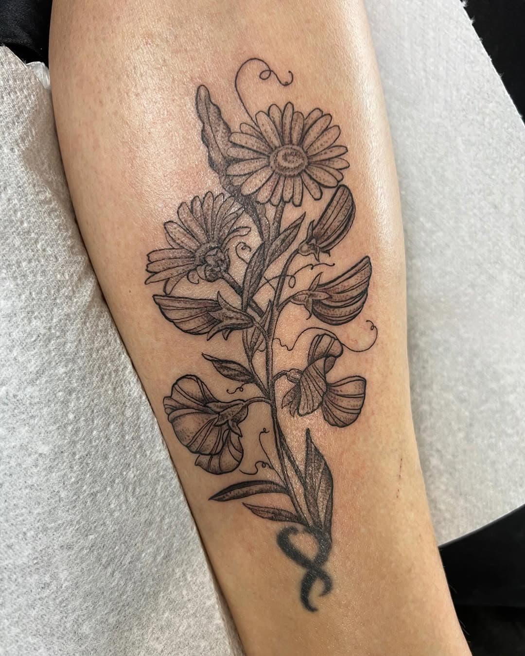 This a was lovely pretty sweet pea and daisy piece I made on Thursday for Debbie. 
The flowers are her daughter’s birth flowers, always a lovely way of creating a meaningful tattoo. We added to the existing rather than covering it. 
Thankyou for looking, I hope you have a lovely Saturday 🙏🧜‍♀️. #fineline #sweetpea #daisy #blackwork #stippletattoo #botanic #flowertattoo #birthflowers #sweetpeasanddaisies