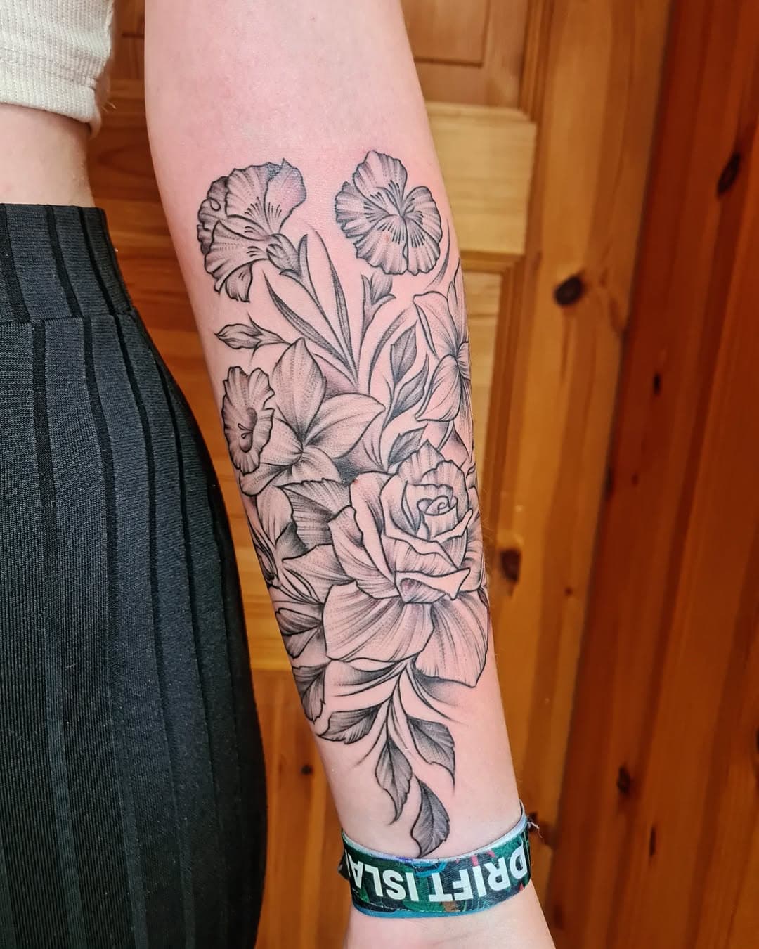 #flowers #tattoo #tattooist #tattooart #tattoolife #tattoomagdeburg #magdeburg #tattoostudiosiwak #girlpower #girlswithtattoos#inkedbabes #flowertattoo #driftisland