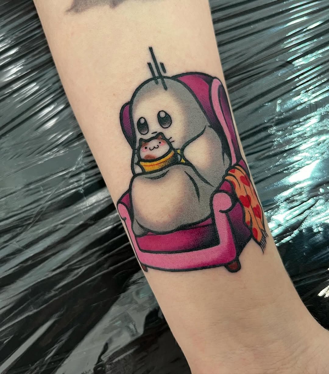 👻Megacuki fantasma chill que me inventé ayer ☕️❤️para @ainhatatu ✨Si quieres uno así, escríbeme😍 #ghosttattoo #fantasmatattoo #kawaiitattoo #cutetattoo #cukitattoo #pintomadrid #traditionaltattoo #neotraditionaltattoo