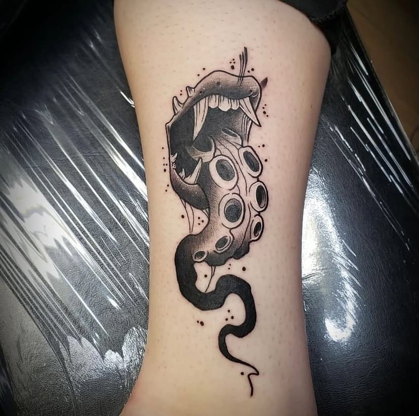 Tattoo by: @yourlocal_inkprovider96 at #blacktortoisetattoo #tenticles #squidlegs #mouthtattoo #octopus #octopustattoo #tattoo #blackandgreytattoo #loveoftattoos #keepinking