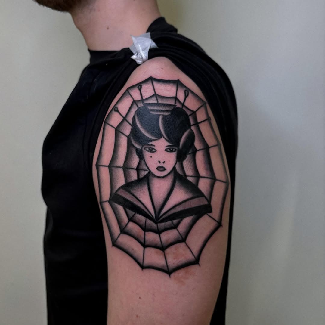 Tack Ossian! Fun web lady from my latest reel with designs. Feel free to DM me if you want one of the others.  #traditionaltattoo #oldschooltattoo #tattoo #tatuering #lund