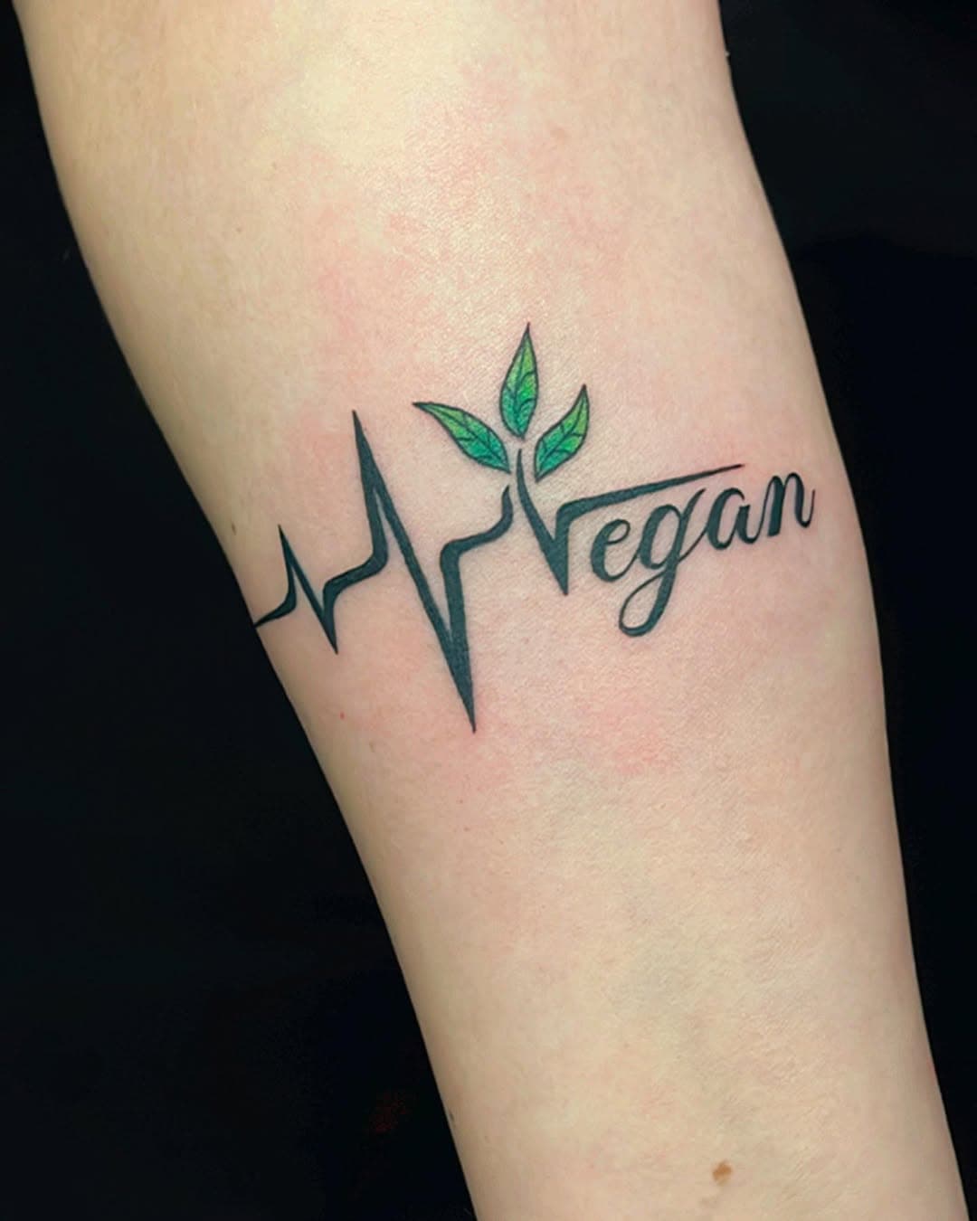 VEGAN HEART BEAT 🌱💓 for Daniela! 
Tysm!! 🙏🙏💕 #veganaf 

#vegantattoos #vegantattooer #vegan