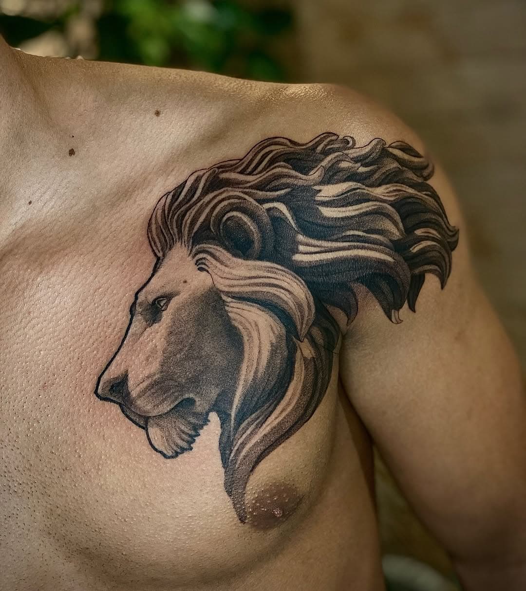 O brother @_.murilogomes_  Me procurou para cobrir algumas manchas indesejadas e já vai sair com um fechamento de peito por completo e essa foi a primeira parte.
E aí o que vc tá achando desse novo formato de tatuagem feita apenas na técnica de whipshading ?
____________________________________
Dúvidas, orçamentos e agendamentos utilizar o WhatsApp (61)9 99646176
____________________________________
Patrocínio: @arkhamcompany @asgard.supply 
Cupom de desconto:”LEARTE”