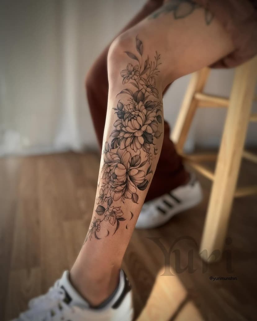 🖤
.
.
.
.
.
#flowersleeve #flowers #finelinetattooartist #nctattooartist #legtattoo #feminine #love #art #wilmington #flowertattoo #tattoodesign @yurimunshin #newyorkcity
