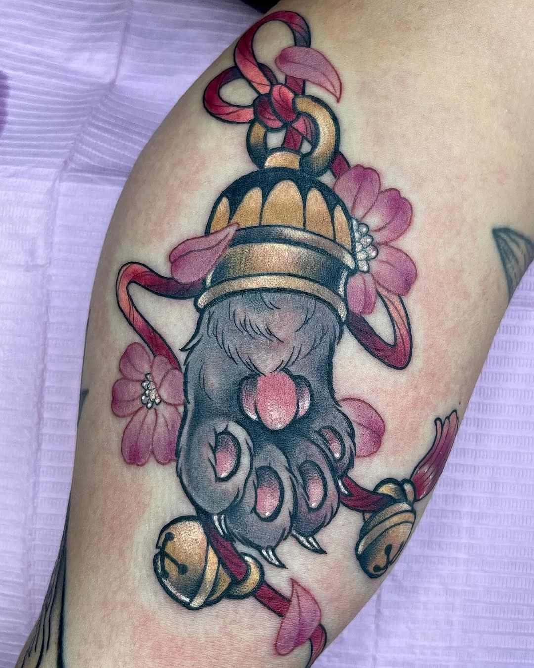 🐾Patita de gato para la espartana @carmen.cracco.tattoo 💖 Gracias por dejarme hacer 🙏🏻🫶🏻 #pawtattoo #cattattoo #colortattoo @el_salvador_tattoo #pintomadrid #newschooltattoo #animaltattoo #gatotattoo #kittentattoo #huellatattoo