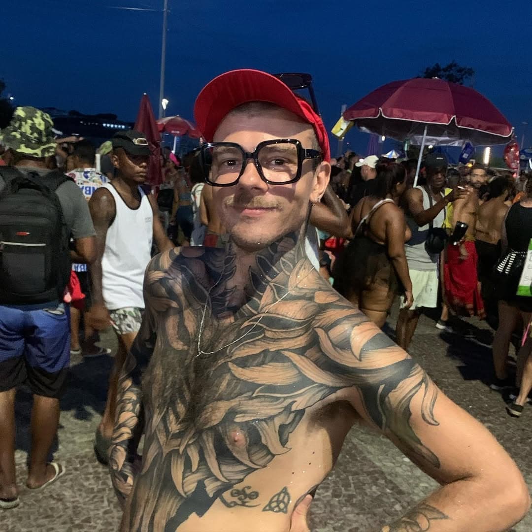 AH O CARNAVAL!

O carnaval é o momento do ano em que a gente se entrega se liberta se permite
Vive e sobrevive
É o momento em que a gente baixa a guarda
É o momento que a gente troca a desconfiança pelo riso fácil
Pela gargalhada sincera

É o momento que a gente beija quem a gente ama e as vezes quem não ama também
Abraça estranhos e faz piada com desconhecidos
É o momento que a rua dança brinca e se faz o todo
É antes de tudo e sobretudo o momento que a gente se liberta

De tantos carnavais que ja se foram e que me entreguei
Guardei lembranças afetos e alegrias
Momentos mágicos que não existem em nenhuma outra época do ano

Dizem por aí que o ano só começa depois do carnaval
Então feliz ano novo ❤️

93.93/93.