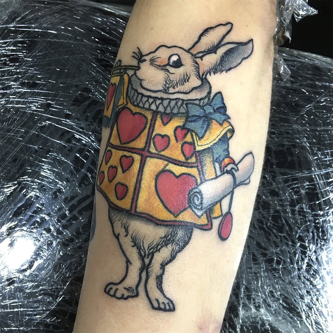 Tatuando en villa crespo #aliceinwonderland #aliceinwonderlandtattoo #aliceinwonderlandart #tattoo 
#tattooart #tattooart #aliceinwonderlandrabbit