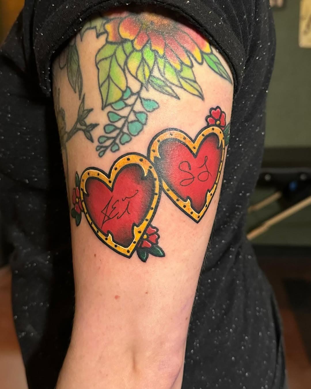 When the color looks edited but it isn’t 😮‍💨🙏🏼♥️ Can’t wait to see this healed. Thanks to Amber for the trust as always!! This piece is for her mom and dad, with their hand-written initials in the middle. She’s surprising them soon and I can’t wait to hear what they say about it!! Eeee!!! 😍🥰 Love doing things like this. So bold and so sweet! 

Link is in my bio for booking 🌈 It asks all of the questions I’m going to ask you when you DM me so just fill the sucker out and I’ll get right back at ya! 😂🙏🏼 See you soon! 

Made with love @feelgoodtattoostudio 💖

#tattoos #traditionaltattoo #traditionaltattoos #neotraditionaltattoo #houston #houstontattoos #houstontattooers #houstontattooartist #houstontattooartists #houstontattoo #houstontattooed #thewoodlands #riveroaks #houstonheights #houstontattooshop #houstontattooshops #hearttattoo #boldtattoos #colortattoos #cutetattoos #girlytattoos #girlswithtattoos