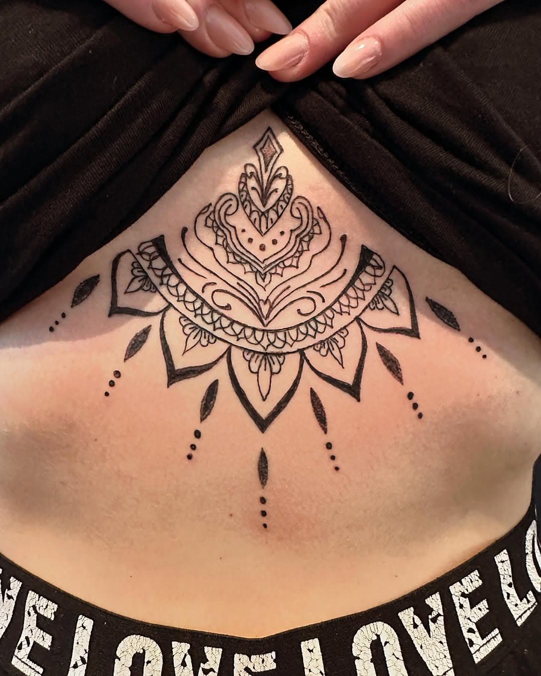 #underboob #tattootipsy #tattoolauingen #johnsonirons #luckymonkeycartridges #iamink