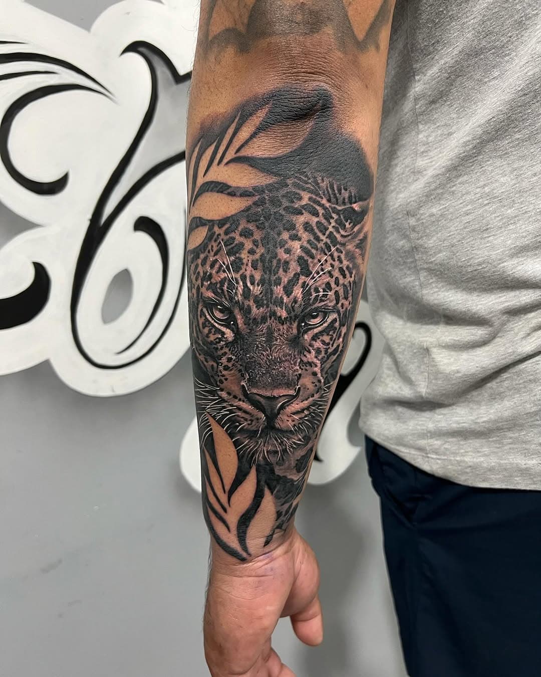 Aquí les presentó a este jaguar que acabo de realizar en @artfusioncolectivo en Piedras Negras 
•
•
Para citas y cotizaciones favor de mandar mensaje para ver disponibilidad 
•
Also have appointments available in San Antonio dm for more info 
#blackandgrey #blackandgreytattoo #blackandgreytattoos #blackandgreyink #blackandgreyrealism #jaguar #jaguartattoo #sleevetattoo #arm #armtattoo #nofilter #nofilterneeded #tattoo #tattoos #tatuadoresmexicanoschingandole