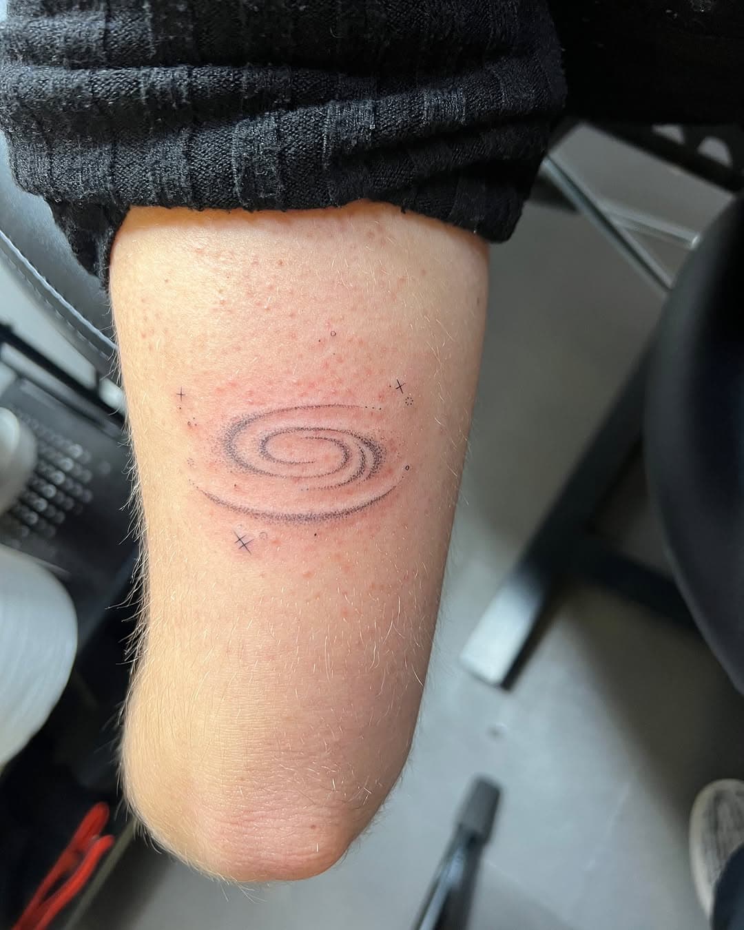 Galaxia FINELINE! 💫 🌌C/Luis de Góngora 4 ,Madrid,Chueca 📍#tattoochueca #inkchueca #chueca #madrid #tattoomadrid #tattoo #ink #tattooink #ninotattooestudio #tattoolife #tattoinsta #tattooeds #tats #inkman#tattoos #tattoostyle #realistictattoo #inkedgirl #ink #tattooartist #blackandgrey #mariposatattoo