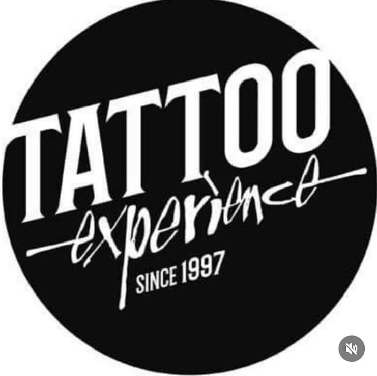 Ciao sono Betties Kler pittrice da sempre e tatuatrice da 17 anni!
Lavorerò come collaboratrice al Tattoo Experience @tattooexperience via 1 Maggio 70/s ,zona Baraccola sud ,Ancona (di fronte il Mc Donald purtroppo e sopra la Piadineria) e sono specializzata in tatuaggi COLORATI customizzati  in base alle vostre richieste o hand poke con iconografia Picena.
Per prendere appuntamento con me o chiedermi info su come inviarmi materiale inerente al tuo progetto puoi contattarmi al 3313078935 (rispondo al telefono dal martedì al sabato dalle 14 alle 20) e ti dirò come procedere.Se non rispondo subito riprova perché potrei essere impegnata in quel momento.
Per organizzazione personale non lavoro da anni con i messaggi di instagram (DM) e non lavoro con wazzup o sms.
Eseguo anche lavori su commissione come pittrice:per prenotare valgono le stesse modalità sopraindicate compreso il numero di telefono.
Ho un calendario accordato con lo studio quindi non sono sempre disponibile fisicamente in negozio.
Il mio nome all’anagrafe e’ Chiara ma preferisco che mi chiami Betties Kler o Betti o Kler per non fare confusione con altre persone e perché Chiara non mi ci chiama più nemmeno mia madre😅
Per chi non mi conosce :Mi piace scherzare e sono molto ironica nei testi dei miei post ma sono molto seria e professionale quando si parla di lavoro quindi spero che questo post fissato in alto ,vi aiuti a contattarmi con più facilità ✨
Se vuoi conoscere il mio percorso professionale e viaggi in giro per il mondo puoi scrollare la mia pagina c’è lo storico dal 2012.
Grazie per l’attenzione 
Buon tutto😘🎨