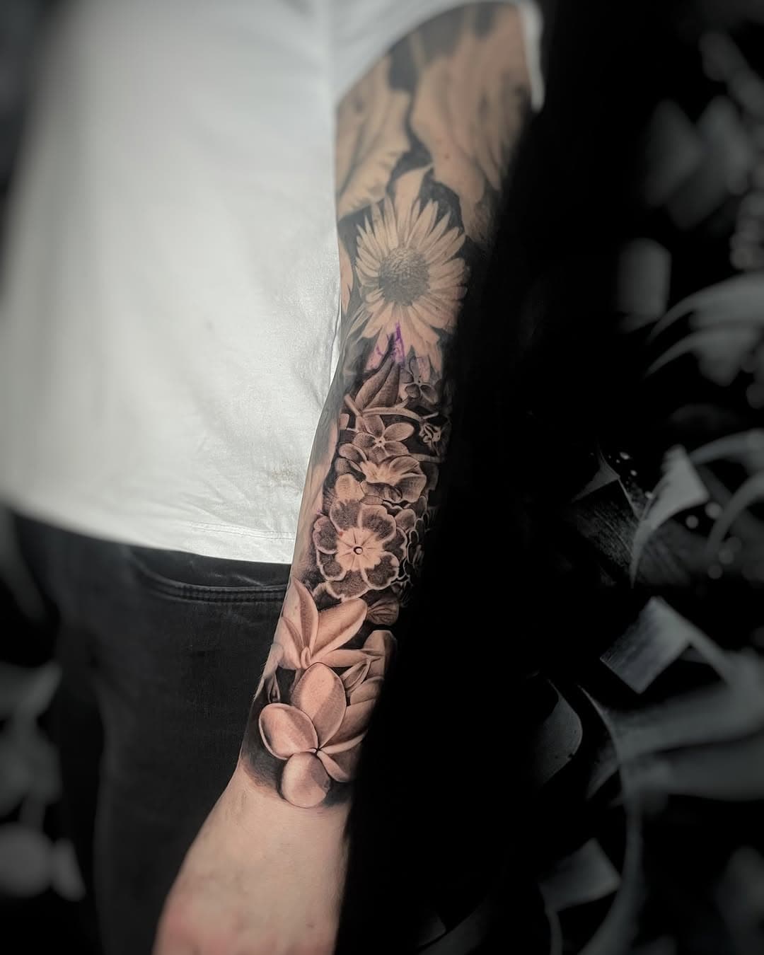 Bei diesem Projekt haben wir die verschiedenen Lieblings Blumen der Kunden auf ihrem Köper verewigt 
Danke für dein Vertrauen 🫶🏼
.
.
.
#inked #inkedgirls #flowertattoo #frankfurtammain