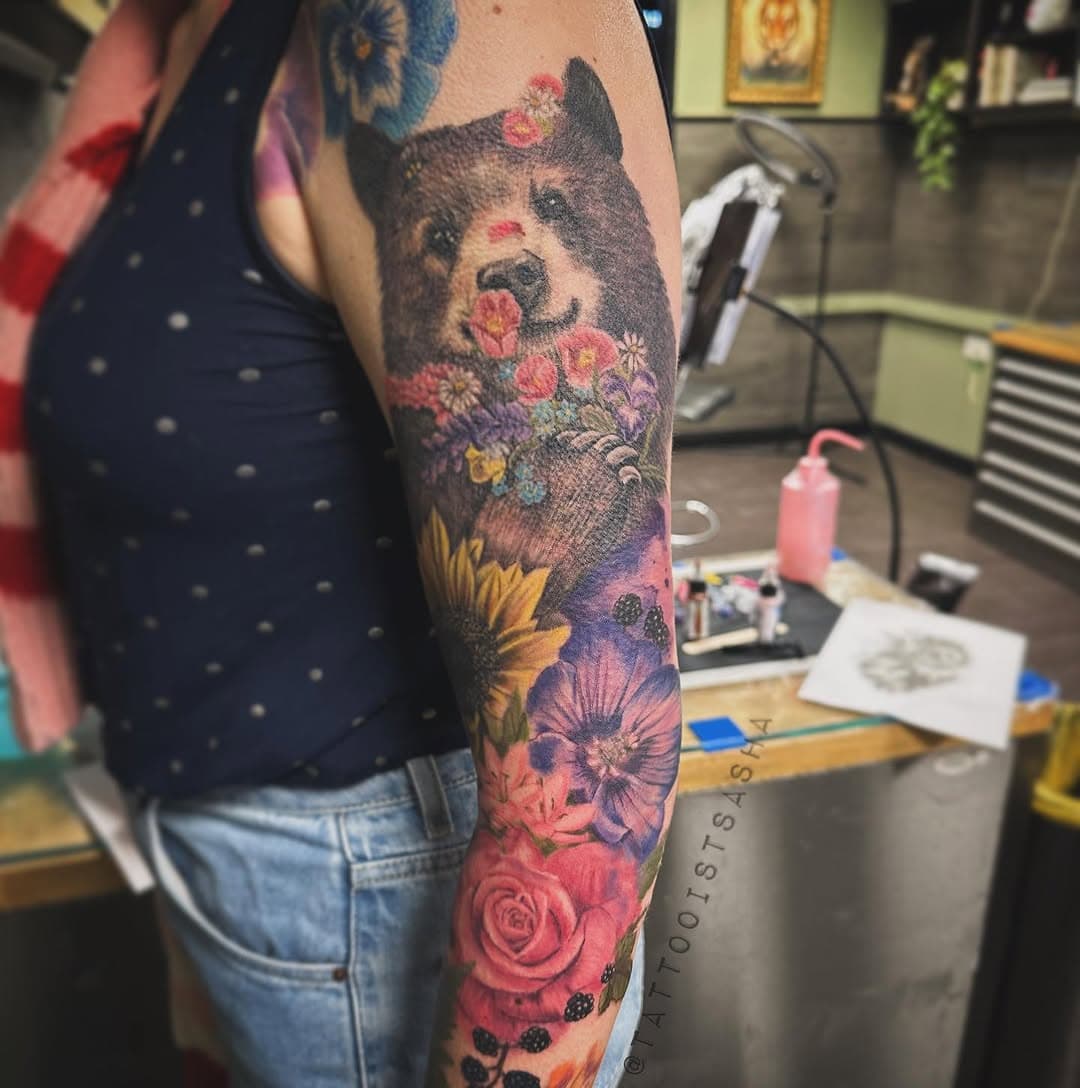 Bear and flowers on Jess’s arm. The Bear is healed @realarttattoo  #armtattoo #armtattoos #colourtattoo #colourtattoos #beartattoo #flowertattoo #flowers #flowerart #colourrealismtattoo #watercolour #watercolourtattoos #leicestertattooist #leicestertattooartist #tattooart