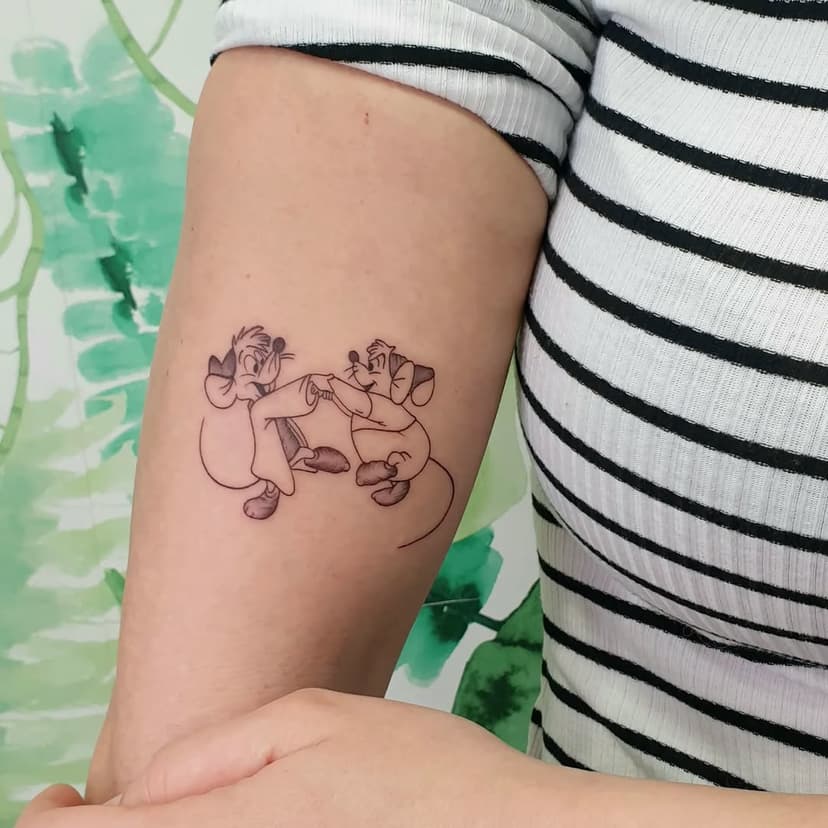 𝗚𝗨𝗦 𝗚𝗨𝗦 𝗬 𝗝𝗔𝗤 𝗝𝗔𝗤

Los ratones 🐭 de la Cenicienta. Tatuajes divertidos al igual que nuestras clientas 🤍

Un gustazo realizar este tipo de tatuajes que me llevan a mi infancia 🥰 

#mabtattoostudio #logroño #larioja #logroñotattoo
#cenicienta #disney #disneytattoo #finelinetattoo 
#lineafinatatuaje #tatuajesfinos #tattoo #tatuaje #spaintattoo