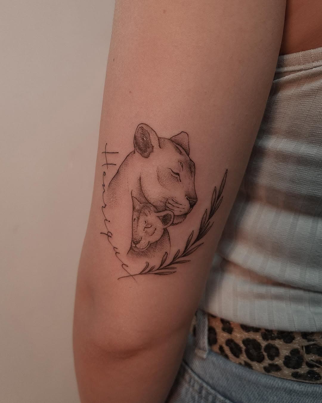 Leoa e filhote feito para a @natmrodriguest a um bom tempo atrás.
Me diz nos comentários o que achou, e manda para aquela pessoa que vai amar ter uma tatuagem assim 🥹

#leoa #leoatattoo #maeefilho #tatuagemfeminina #tattoo #tatuagem #finelinetattoo #fineline