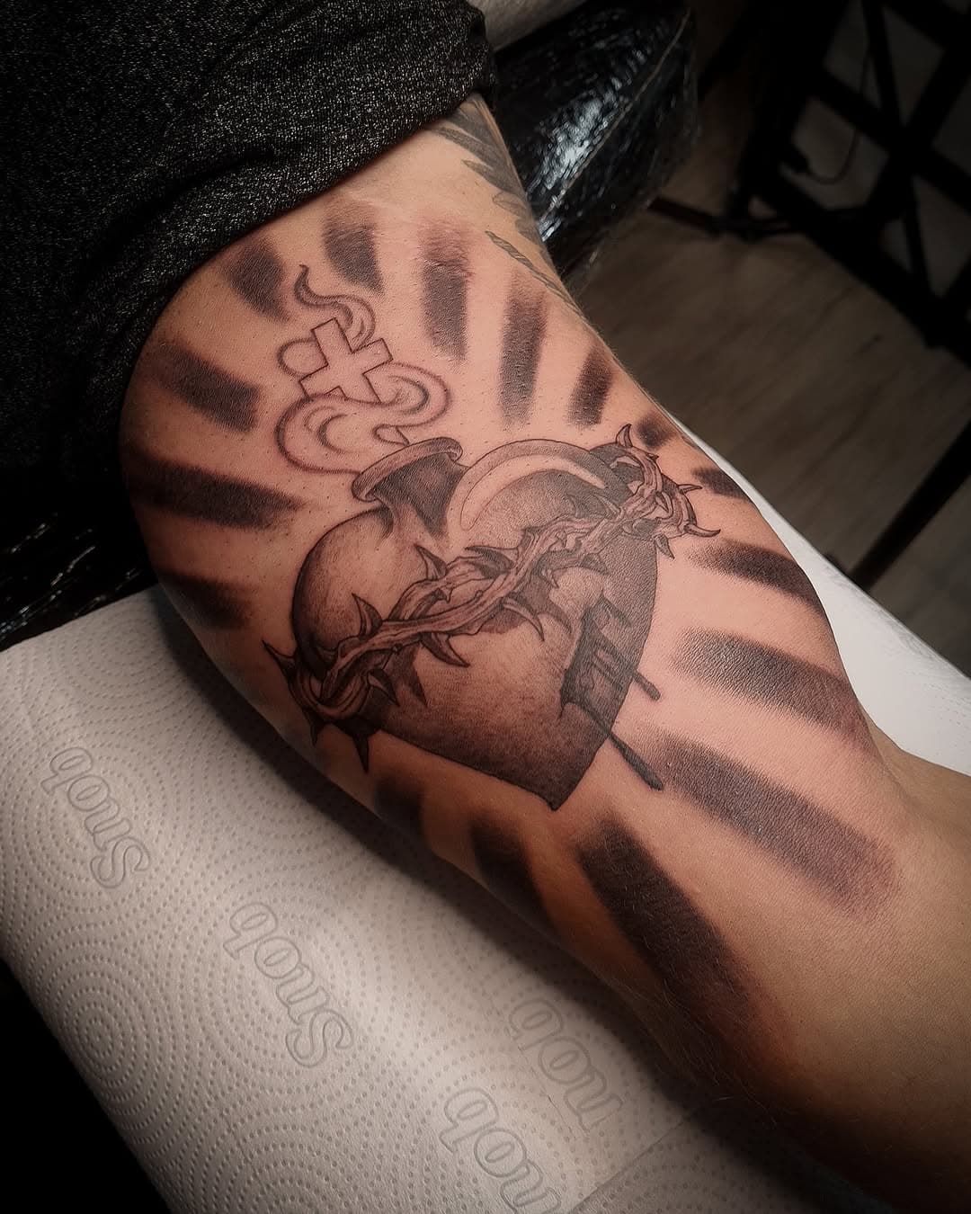 Sagrado coração feito pro @jonathasvidal_ 

#tatuagem #tattoo #sagradocoracaodejesus #tattooreligiosa #arte #fineline