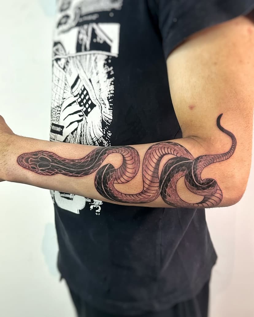 Snake :) For bookings and inquires use the WhatsApp link on my profile. 
-
#tattoo #tats #tattooartist #inked #tattoodo #blackandgreytattoo #london #emallatattoosupply #emallacartridges #emallaeliot #emallaeliotcartridges #snaketattoo #snake