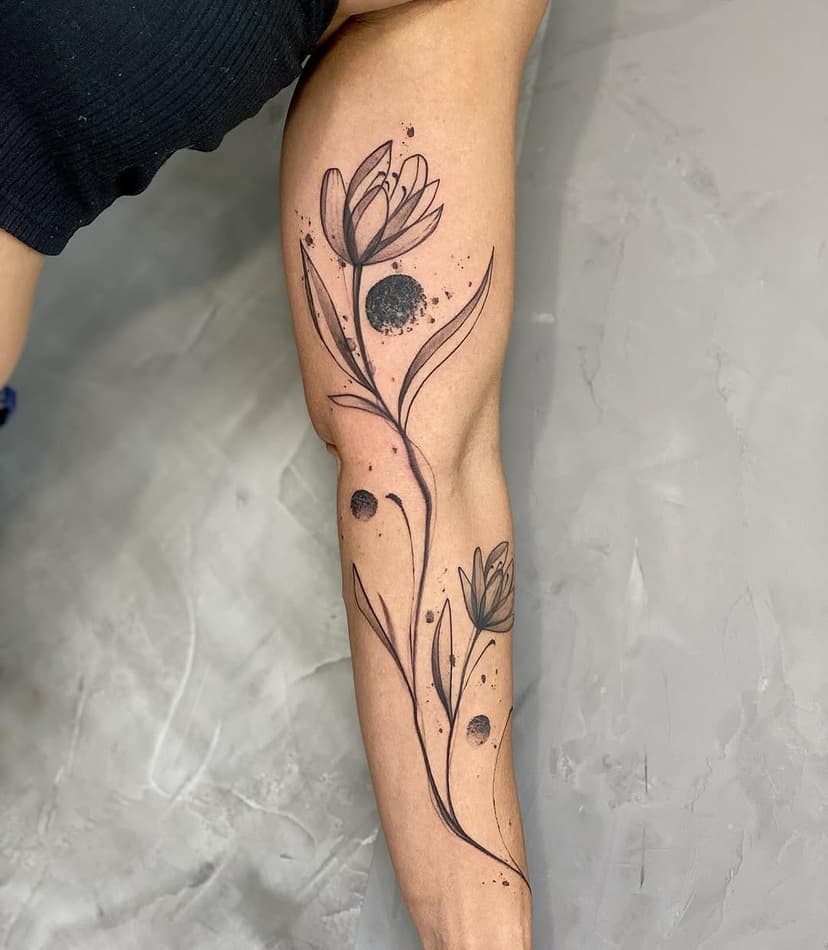 Floral, ninguém diz, mas é uma cobertura! 🌹🖤
.
Tatuagem feita com os melhores pigmentos e equipamentos @electricink ⚡
.
📲📲 Orçamento e agendamento apenas por whats 98812-8094 ou pessoalmente.
.
💳 Aceitamos os principais cartões