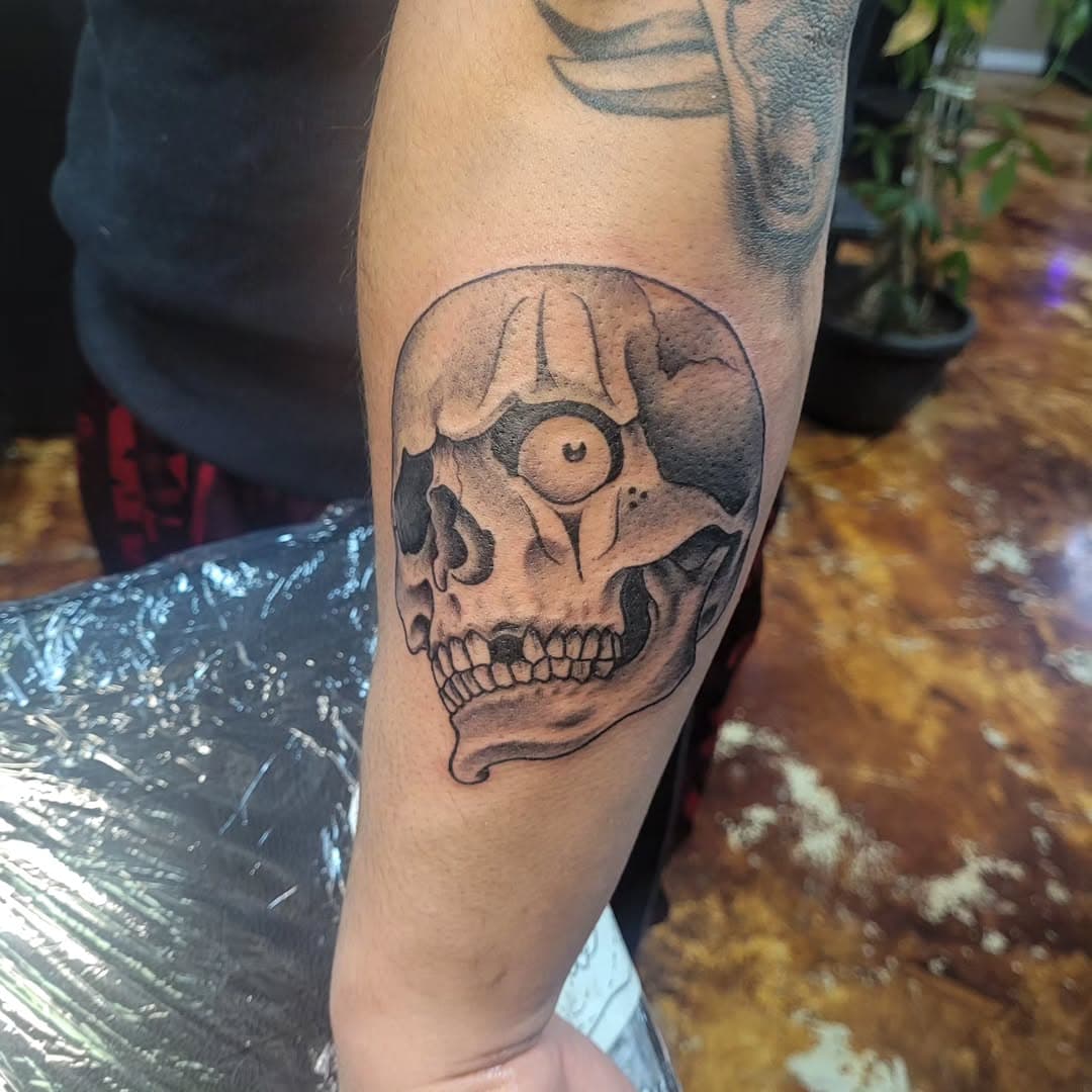 @lovepepl 👈👽
.
#pacificbeach #tattoo #abovealltattoo #sandiegotattoo #sandiegotattooartist #socal #blackandgrey #bngtattoo #blackandgreyrealism #skull #skulltattoo #chicanostyle