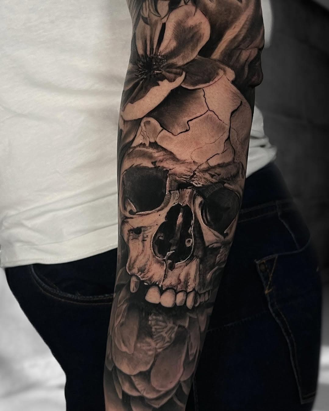 ▪️SKULL▪️ Muchas gracias a @vanessacoplovich  por confiar en mi trabajo una vez más 🙏🏽😁 un tatuaje que disfruté mucho✍🏼 .
Parte de abajo y parte de la calavera curados ya🙏🏽✅
.
.
.
Tatuaje realizado en @komunetattoo  y materiales de @supra.cream y @kintattoosupply 
.
.
Proxima parada: @tawny_8154 ( Suiza)🇨🇭
.
.
Últimas citas de Abril en Tenerife ✅
.
Envia direct o whatsapp 608381161