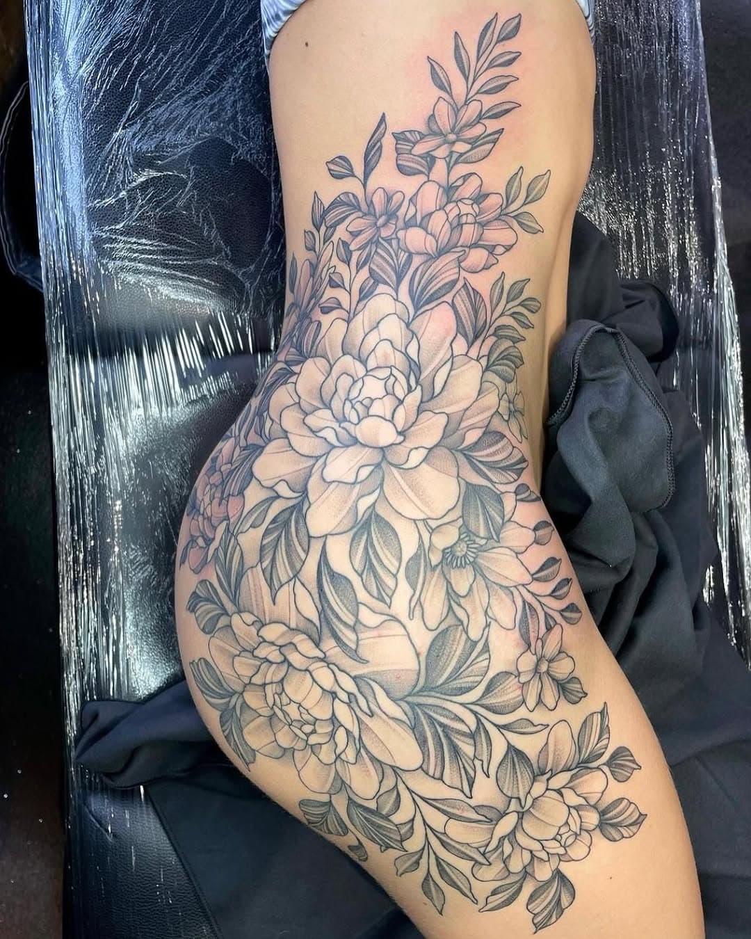 It’s all about the florals😍

@osullivanink is absolutely killing it with the florals recently🌺

Sponsored by @yayofamilia 

#degenerateart #tattooartist #tattoo #bestartist #besttattoo #tattoouk #tattoorugeley #floraltattoo #colourtattoo #blackandgreytattoo #piercer #piercingsrugeley #jewellery