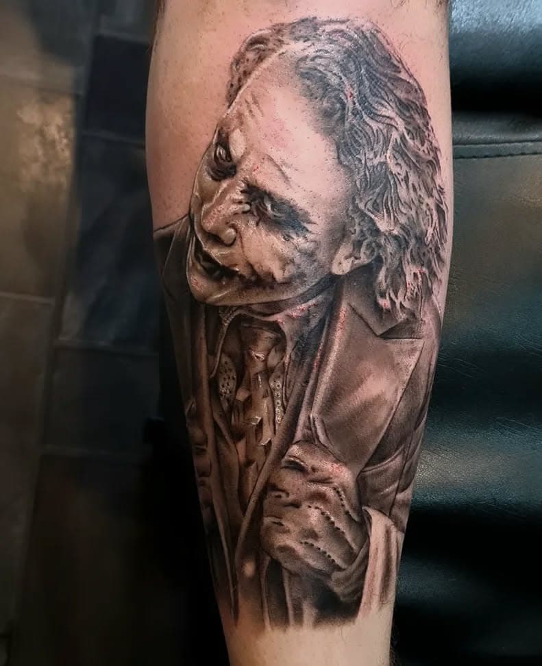 The next part of Conners lower leg added ..The Joker right on the shin 😝

#thejokertattoo #jokertattoo #jokertattoos #blackandgreyrealism #blackandgreyink #blackandgreytattoo #blackandgreyartist #bng #blackandgreytattoos #blackandgrey #blackandgreytattooartist #ink #Inked #tattooed #tat #tattoo #tattooink #tattoos #dynamictripleblack #starbritewhiteink