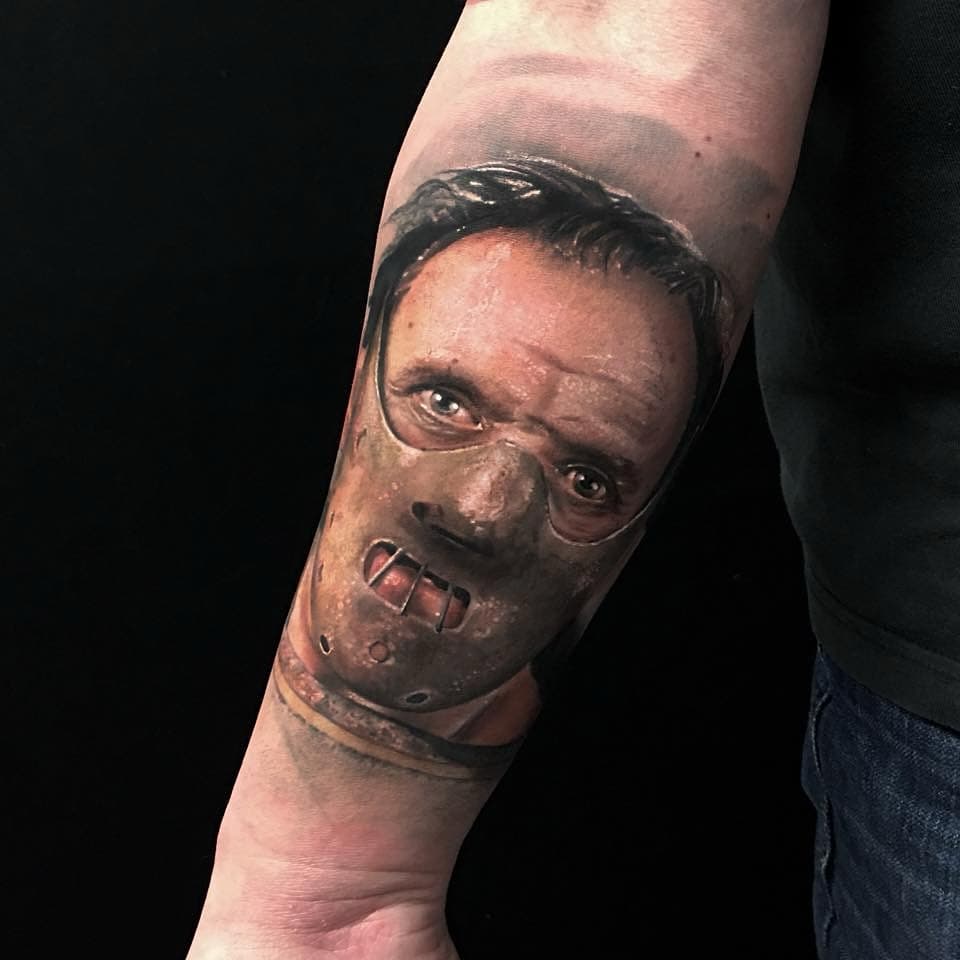 Tatuażysta Dominik Szymkowiak :) 
Więcej zajebistych prac w różnych stylach znajdziesz na www.arttattoo.pl 
Przyjdź już w poniedziałek na darmową konsultacje! 💥😜#tatuaz #film #studio #poznan #jeżyce