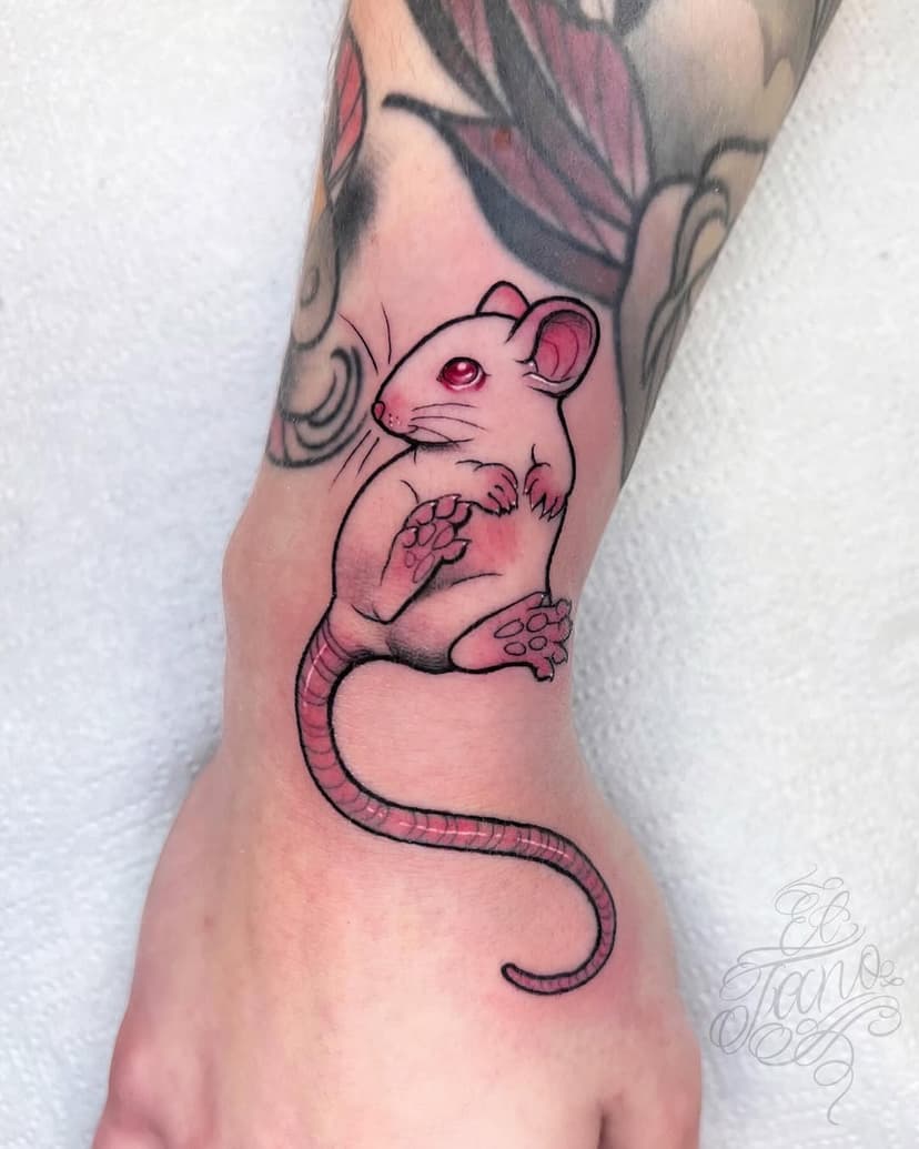 Funny filler on Emma! 🐁 Thank you! 🤍 
#neotraditonal #mousetattoo #neotraditionaltattoo #inkedgirls #neotradtattoo #handtattoo #tattooideas #newtraditional #newtraditionaltattoo