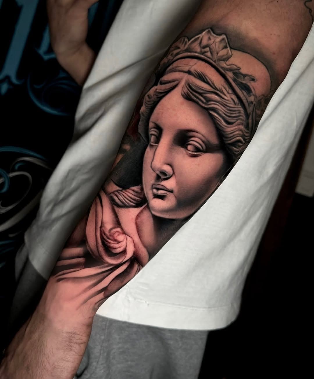 Escultura tallada y pulida en dos sesiones, y a falta de otra para mi amigo @oscarquero_ 
#tattoo#granadatattoo#tattoogranada#ink#sculpture#sculpuretattoo#tatuajes#tatuajemexicano